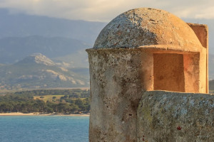 Calvi, Corsica: particolare torre e veduta panoramica