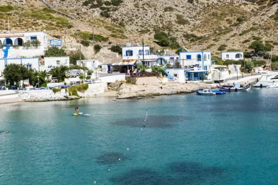 Vista di un'insenatura sull'isola di Agathonissi nell'arcipelago del Dodecaneso