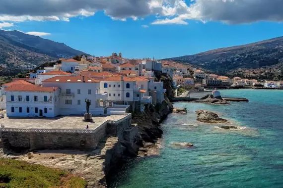 Vista attraverso la roccia del mare di Andros