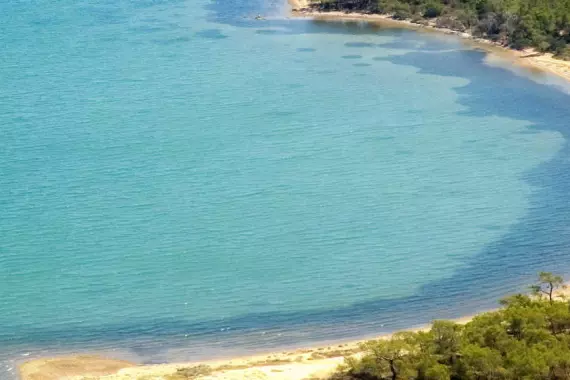 Turchia, Ayvalik, vista aerea di una spiaggia bianca con mare limpido