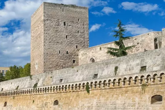 Vista laterale del castello normanno-svevo a Bari