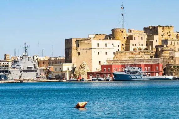 Panorama dal mare del porto di Brindisi