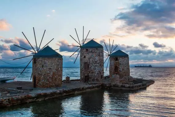 Panorama al tramonto di quattro mulini sul mare dell&#039;isola di Chios