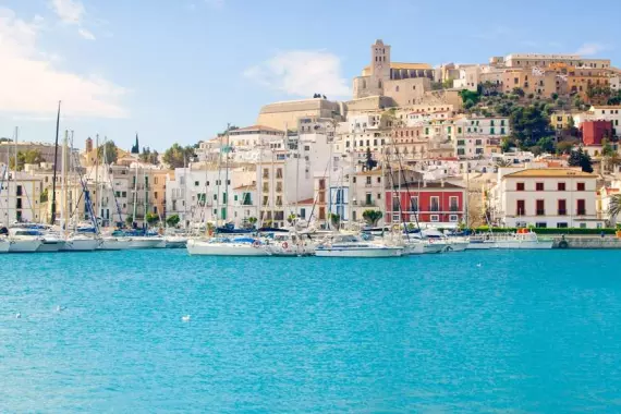 Ibiza: vista dal mare della città di Eivissa