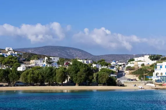 Case bianche sulla spiaggia ad Iraklia nelle isole Cicladi