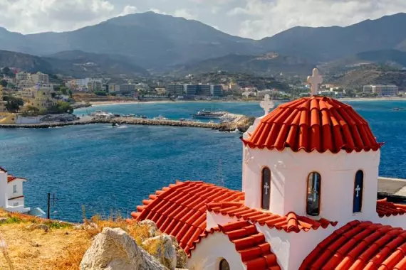 Panorama a Karpathos: chiesa con tetto rosso con tipica architettura greca