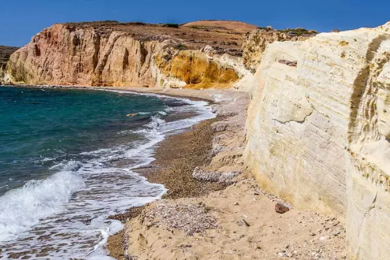 Scultura sulla spiaggia di Kimolos nelle Cicladi, Grecia