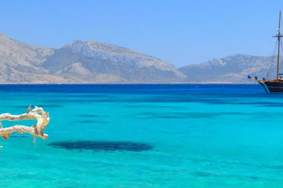 Il mare di Koufonissi dove un veliero naviga lambito dalle onde delle isole Cicladi