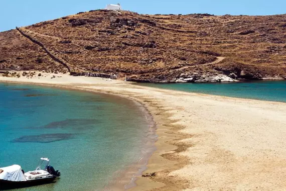 Scorcio della spiaggia e del meraviglioso mare a Kythnos 