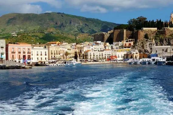 Isola di LIpari: paese che dà sulla costa visto da una barca nel mare