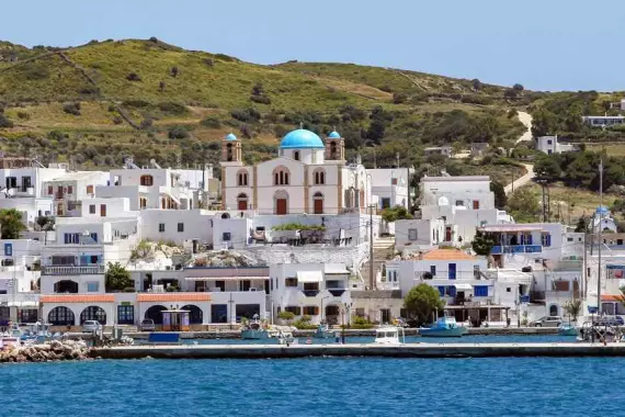 Isola di Lipsi: vista dal mare di una cittadina con case bianche tipiche greche