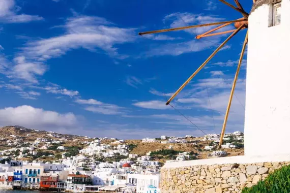 Mulino bianco con vista sulla città a Mykonos nelle Cicladi