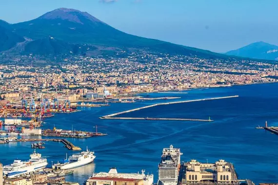 Napoli: vista del Golfo con in lontananza il Vesuvio