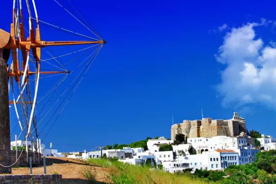 Isola di Patmos: mulino e cittadina con case bianche