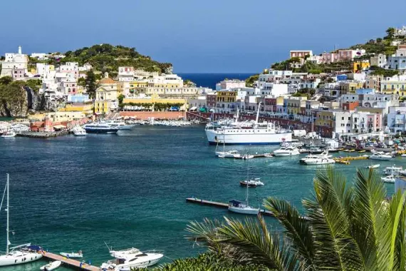 Isola di Ponza: panorama sul porto 