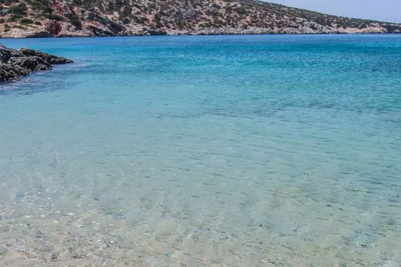 Spiaggia e mare di Schinoussa nelle Isole Cicladi della Grecia