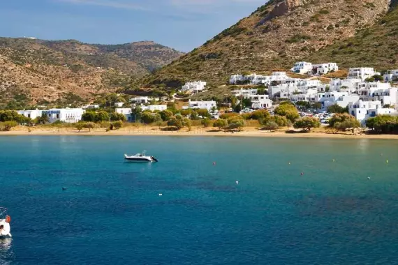 Scorcio delle case sul golfo a Sifnos in Grecia, nelle Cicladi