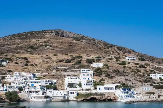 Vista della città di Sikinos dalla costa di fronte