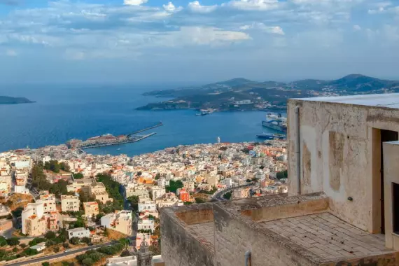 Panorama di Syros con vista sulle abitazioni, sul golfo e delle altre isole delle Cicaldi all&#039;orizzonte