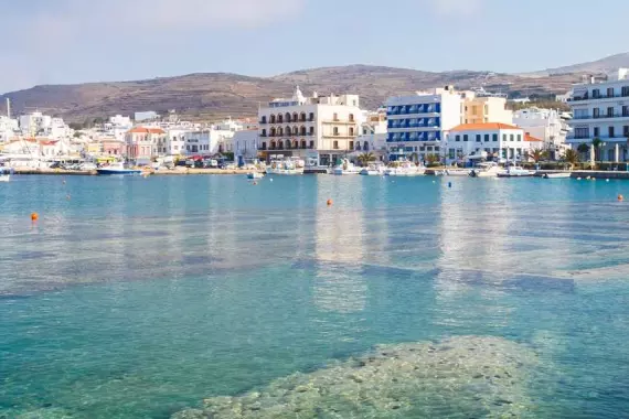 Tinos nelle Cicladi fra acqua trasparente, cielo azzurro e case bianche