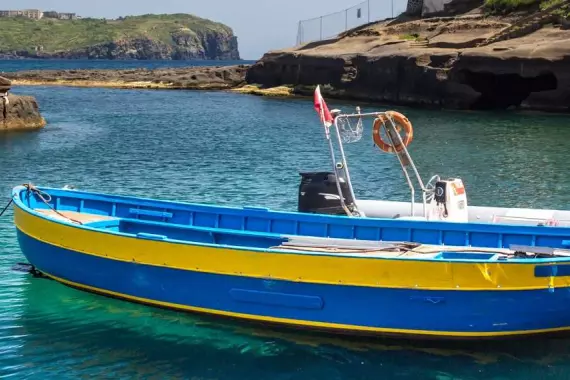 Isola di Ventotene: vista sul mare con barche ormeggiate