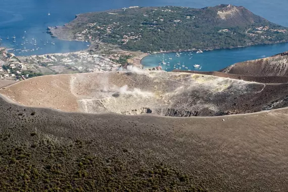 Vista del cratere e del mare dell&#039;isola di Vulcano